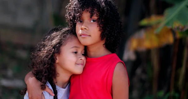 Les Enfants Embrassent Deux Petites Filles Hispaniques Embrassent — Photo