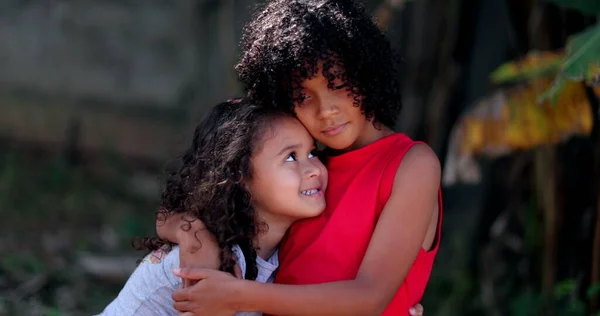 Barn Kramar Varandra Två Små Latinamerikanska Flickor Omfamnar — Stockfoto