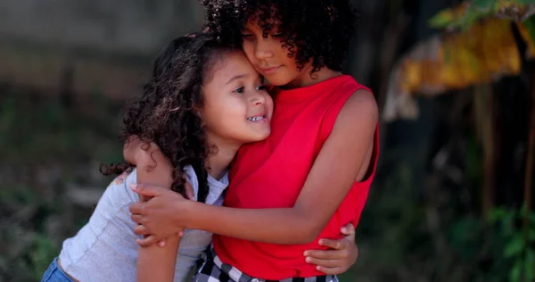 Kinderen Knuffelen Elkaar Twee Kleine Spaanse Meisjes Omhelzen — Stockfoto