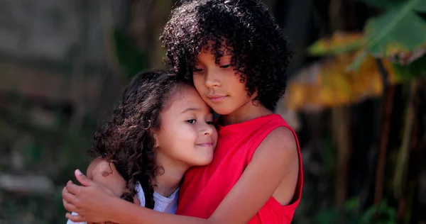 Dzieci Się Przytulają Dwie Małe Latynoski Objąć — Zdjęcie stockowe