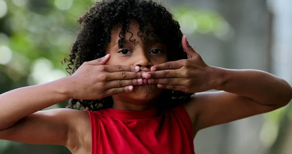 Barn Som Skickar Kyssar Till Kameran Brasiliansk Liten Blåsning Kyss — Stockfoto