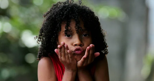 Kind Stuurt Kusjes Naar Camera Braziliaans Klein Kusje — Stockfoto