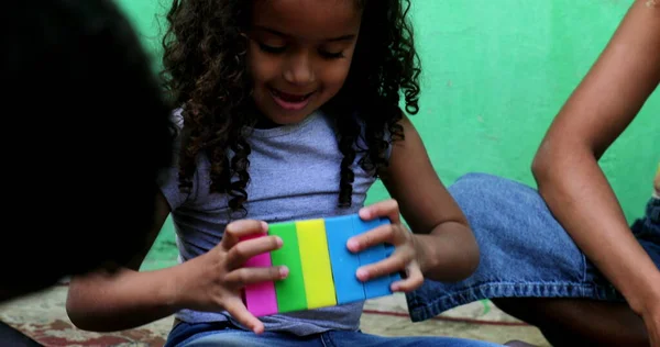Дитина Грає Пластиковими Будівельними Блоками — стокове фото