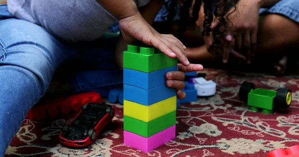 Παιδί Παίζει Πλαστικά Δομικά Στοιχεία — Φωτογραφία Αρχείου