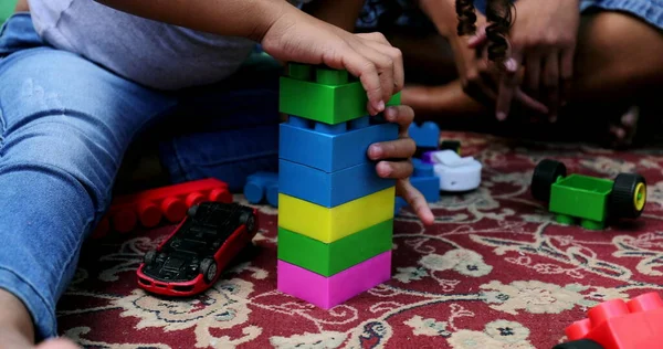 プラスチック製の建物ブロックで遊ぶ子供 — ストック写真