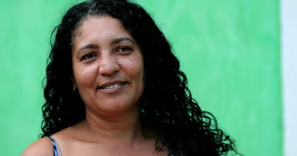 Casual Hispanic Sydamerikanska Brasilianska Kvinna Porträtt Ler — Stockfoto