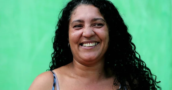 Casual Hispanic Sydamerikanska Brasilianska Kvinna Porträtt Ler — Stockfoto