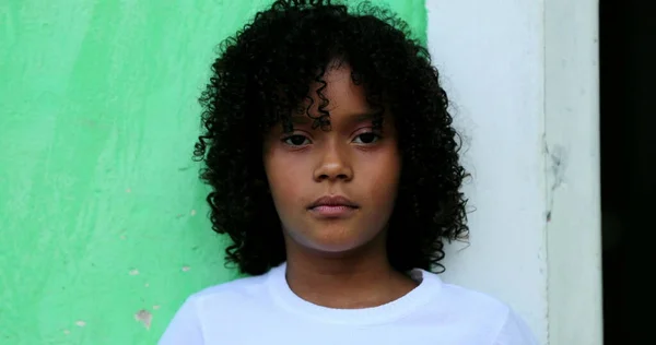 Boldog Fekete Afrikai Gyermek Lány Mosolyog Kamera Portré Arc — Stock Fotó
