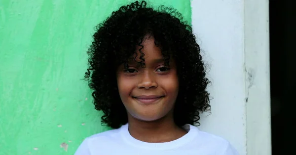 Feliz Preto Africano Criança Menina Sorrindo Para Câmera Retrato Rosto — Fotografia de Stock