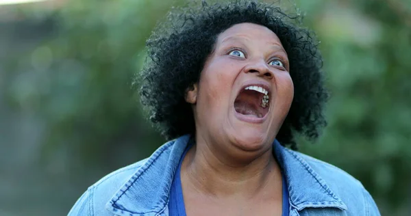 Счастливая Африканская Латиноамериканка Смеется Улыбается — стоковое фото