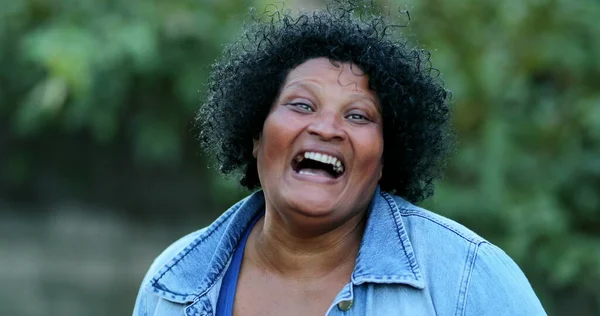 幸せなアフリカのヒスパニック女性の笑いと笑顔 — ストック写真