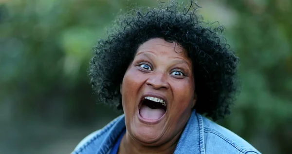 Vrolijke Afrikaanse Latino Vrouw Lachen Lachen — Stockfoto