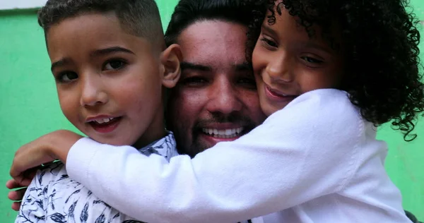 Baba Çocuklar Kucaklaşır Gerçek Sevgi Şefkat Güney Amerika Latin Halkı — Stok fotoğraf