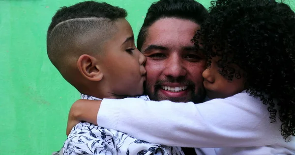 Baba Çocuklar Kucaklaşır Gerçek Sevgi Şefkat Güney Amerika Latin Halkı — Stok fotoğraf