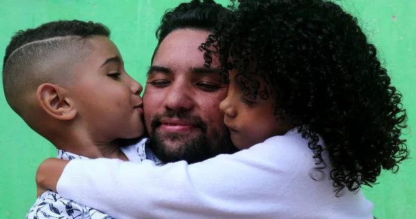 Padre Figli Abbracciano Vero Amore Affetto Sudamericani Latini — Foto Stock