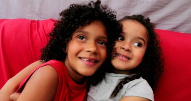 İspanyol çocuklar kameraya poz veriyor. Tatlı Güney Amerikalı çocuklar.