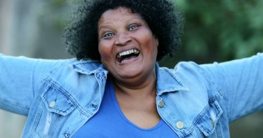 Mutlu Afrikalı İspanyol kadın gül ve gülümse.