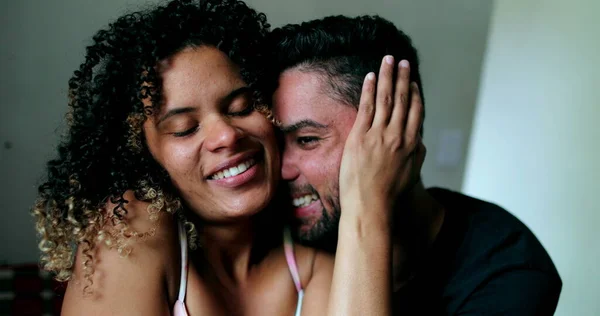 Испанская Пара Целуется Настоящий Латинский Поцелуй Мужа Жены Южной Америки — стоковое фото