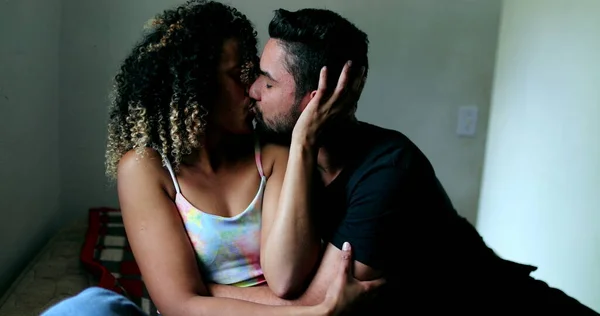 Couple Hispanique Embrassant Authentique Vie Réelle Latin Sud Américain Mari — Photo