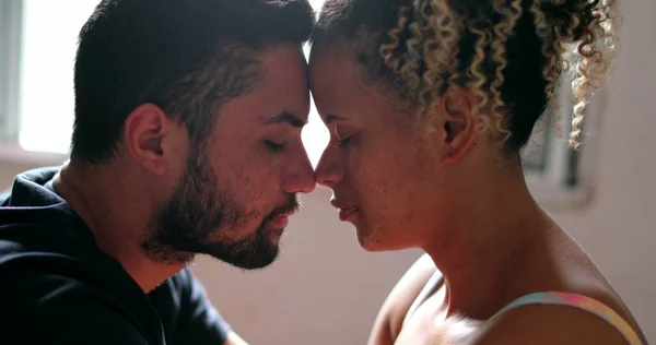 西班牙裔夫妇互相亲吻 真正的人表现出爱心和爱心 — 图库照片