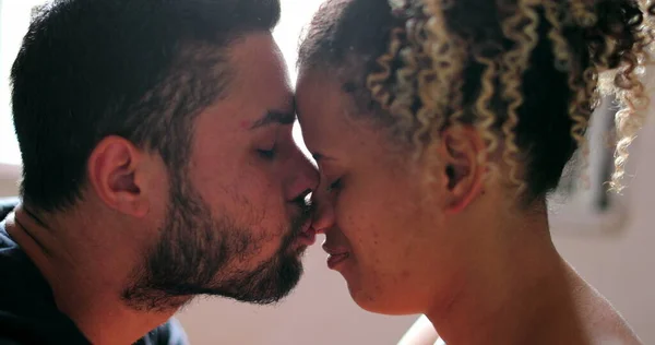 Casal Hispânico Beijarem Pessoas Reais Mostrando Amor Carinho — Fotografia de Stock