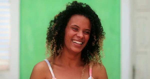 Щаслива Жінка Ідіотизмом Південноамериканська Людина Реальний Життєвий Сміх Посмішка — стокове фото