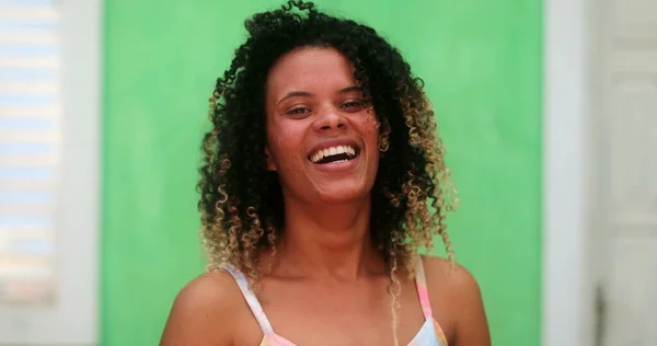 Szczęśliwa Latynoska Latynoska Kobieta South American Człowiek Prawdziwe Życie Śmiech — Zdjęcie stockowe