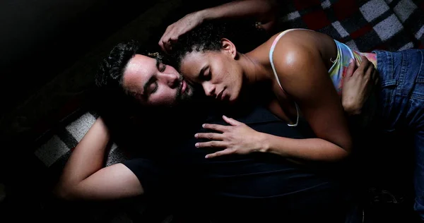Latin Çift Yatakta Birbirlerine Sarılıyorlar — Stok fotoğraf