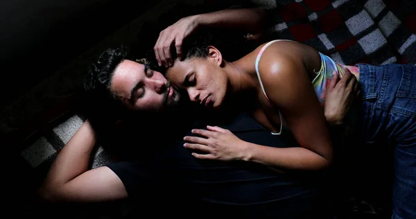 Latin Çift Yatakta Birbirlerine Sarılıyorlar — Stok fotoğraf