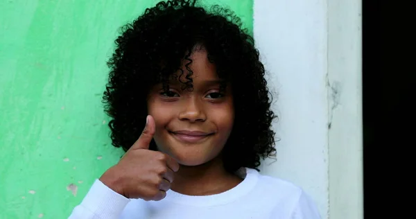 Criança Feliz Dando Aprovação Positivo Polegares Para Cima — Fotografia de Stock