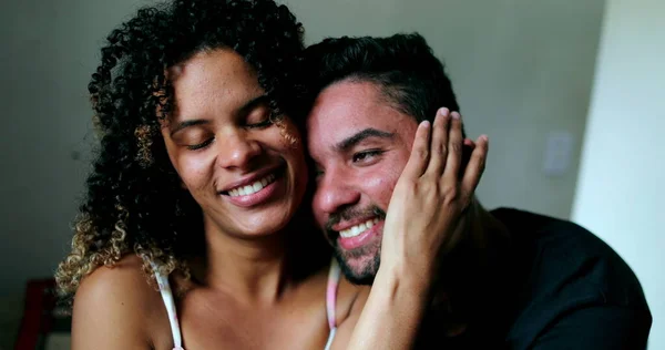 Счастливая Бразильская Пара Обнимается — стоковое фото