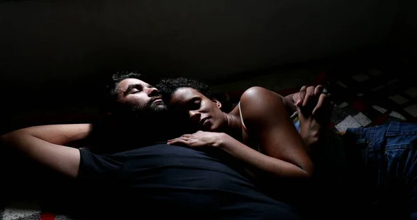 Ισπανικό Ζευγάρι Αγκαλιάζει Την Αγάπη Στο Κρεβάτι Μαζί Λατινική Νοτιοαμερικανική — Φωτογραφία Αρχείου