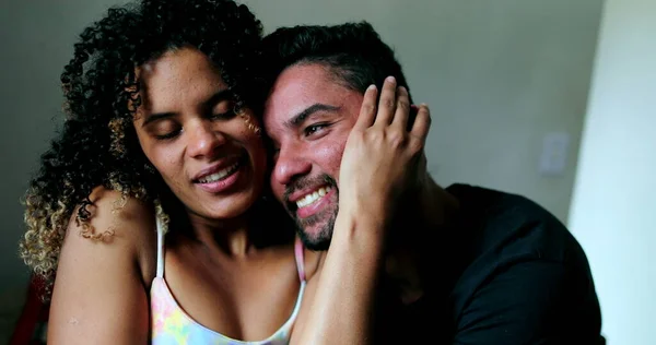快乐而随意的巴西夫妇拥抱在一起 — 图库照片