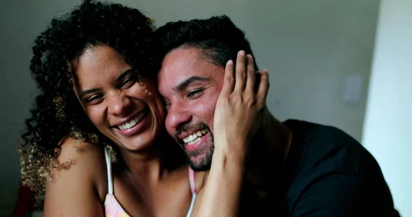 Mutlu Brezilyalı Çift Kucaklaşır — Stok fotoğraf