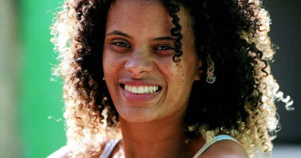 Boldog Brazil Mosolyog Spontán Mosoly Spanyol Fekete Lány Igazi Emberek — Stock Fotó