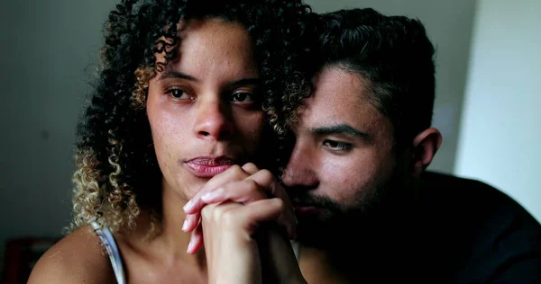 Hispánský Pár Utěšuje Partner Pomáhá Ženě Emocionální Podporu — Stock fotografie