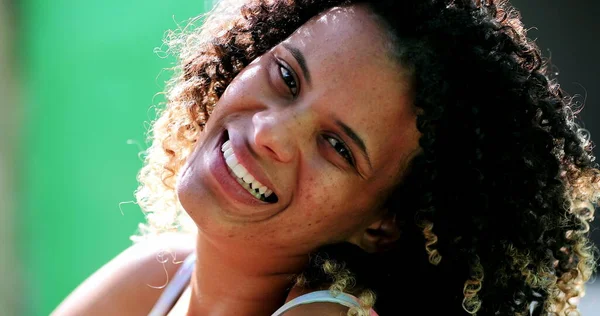 Gelukkige Braziliaanse Vrouw Lachend Spontane Glimlach Latijns Amerikaans Zwart Meisje — Stockfoto