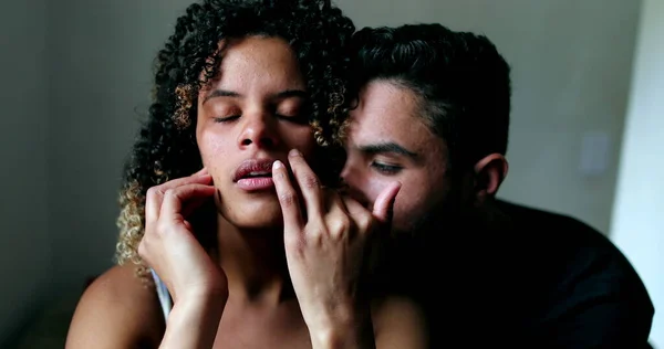 西班牙裔夫妇互相安慰 帮助妇女获得情感支持的伴侣 — 图库照片