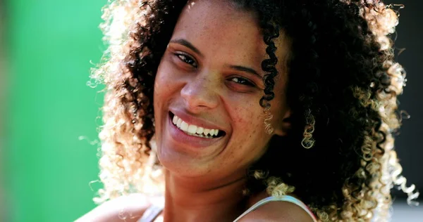 Szczęśliwa Brazylijka Uśmiechnięta Spontaniczny Uśmiech Latynoska Czarna Dziewczyna Prawdziwi Ludzie — Zdjęcie stockowe