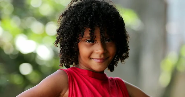 Mutlu Brezilyalı Küçük Kız Çocuk Portresi Dışarıda Dişleri Eksik Bir — Stok fotoğraf