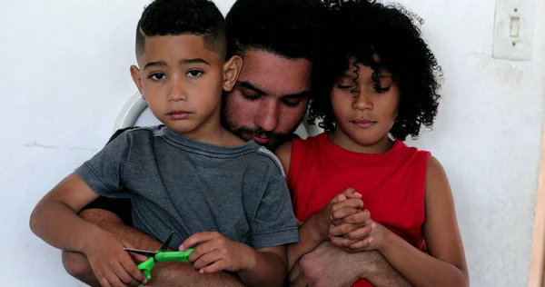 Babasıyla Birlikte Spanyol Çocuklar Ebeveynleri Olan Latin Melez Çocuklar — Stok fotoğraf