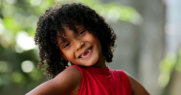 Szczęśliwy Brazylijski Mała Dziewczynka Portret Uśmiech Zewnątrz Brakującymi Zębami — Zdjęcie stockowe