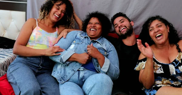 Счастливая Бразильская Семья Смеётся Вместе Случайные Латиноамериканцы Смеются Реальная Жизнь — стоковое фото