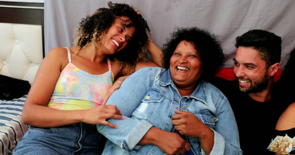 Glückliche Brasilianische Familie Lacht Zusammen Lässiges Lateinamerikanisches Lachen Echtes Leben — Stockfoto
