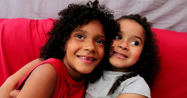 Latynoski Pozujący Kamery Słodkie Południowoamerykańskie Dzieci — Zdjęcie stockowe