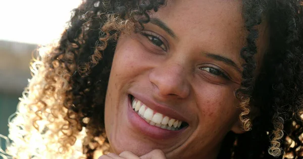 Szczęśliwy Brazylijczyk Czarny Kobieta Uśmiechnięty Portret Twarz Zbliżenie — Zdjęcie stockowe