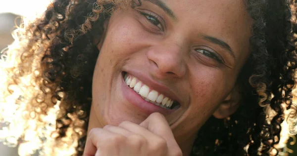 Mulher Negra Brasileira Feliz Sorrindo Retrato Rosto Close — Fotografia de Stock
