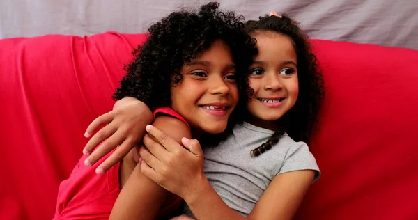 Испанские Дети Позируют Перед Камерой Милые Южноамериканские Дети — стоковое фото