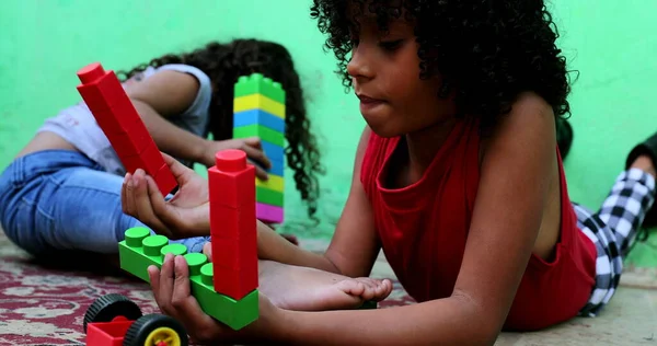Spanyol Çocuklar Oyuncaklarla Oynuyor — Stok fotoğraf