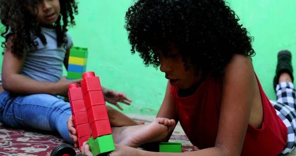 Hispanische Kinder Spielen Mit Spielzeug — Stockfoto